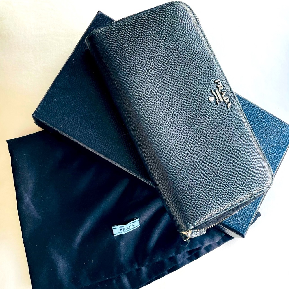 Saffiano Leather Logo Organizer Wallet

100% Authentic. 8 1/4 L x 4 1/2 H x 1"